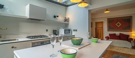 Réfrigérateur, micro-ondes, four, plaque de cuisson