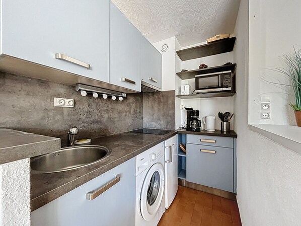 Kühlschrank, Mikrowelle, Herdplatte, Wasserkocher mit Kaffee-/Teezubehör