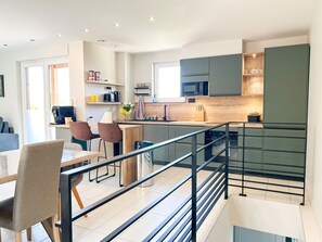 Køleskab, mikrobølgeovn, ovn, kogeplade