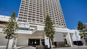 A high-rise hotel with a modern design, featuring a large number of balconies and a prominent entrance with a covered area. - Ocean & City Views, Level 17, 5GInternet At Mantra (Surfers Paradise)