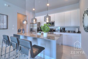 Réfrigérateur, micro-ondes, plaque de cuisson, lave-vaisselle