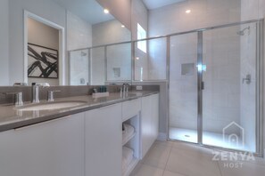 Douche, sĂšche-cheveux, serviettes fournies, savon