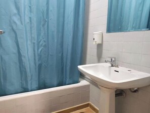 Dusche, umweltfreundliche Kosmetikartikel, Haartrockner, Handtücher