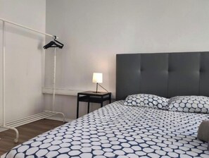 4 室のベッドルーム、デスク、アイロン / アイロン台、WiFi (無料)