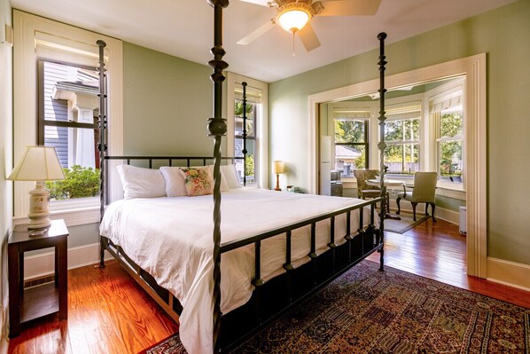 7 bedrooms, desk, iron/ironing board, free WiFi - 7 BR/ 7 BA, Huge Porches, Perfect for an Event (Gainesville)