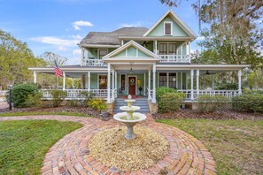 Exterior - 7 BR/ 7 BA, Huge Porches, Perfect for an Event (Gainesville)