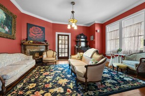 Smart TV, fireplace, books - 7 BR/ 7 BA, Huge Porches, Perfect for an Event (Gainesville)