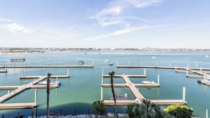 Una marina con varios muelles y barcos.