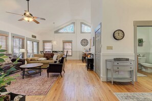 スマートテレビ、暖炉、テーブルサッカー台