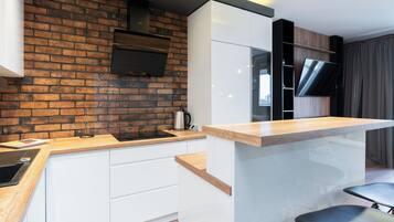 Kühlschrank, Mikrowelle, Ofen, Herdplatte