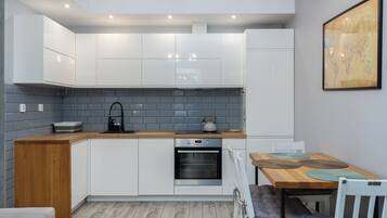 Fridge, oven, stovetop, dishwasher