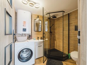 Een douche, een haardroger, handdoeken