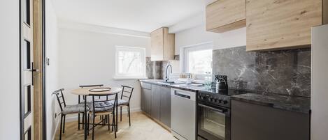Fridge, oven, stovetop, dishwasher