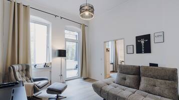 Smart-TV, Kamin, Bücher