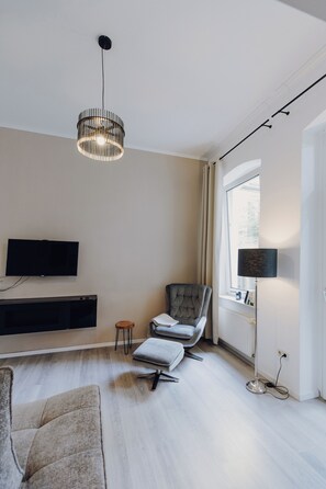 Smart-TV, peis og bøker