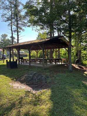 Outdoor dining - Whispering Pines - a Charming 2-bedroom cabin with WiFi, AC in serene Pipestem (Pipestem)
