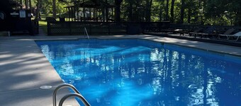 Whispering Pines - a Charming 2-bedroom cabin with WiFi, AC in serene Pipestem