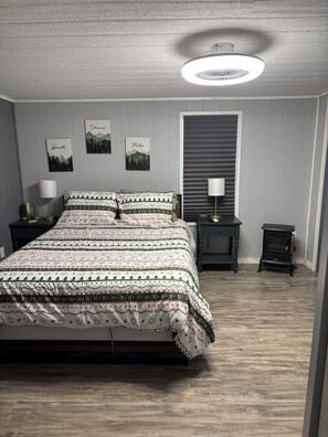 2 bedrooms, WiFi, bed sheets - Whispering Pines - a Charming 2-bedroom cabin with WiFi, AC in serene Pipestem (Pipestem)