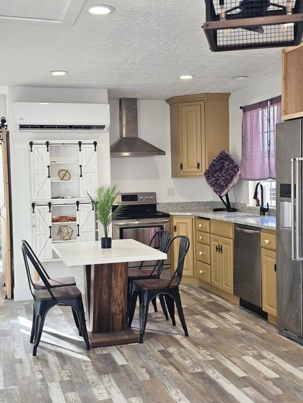 Fridge, oven, stovetop, dishwasher