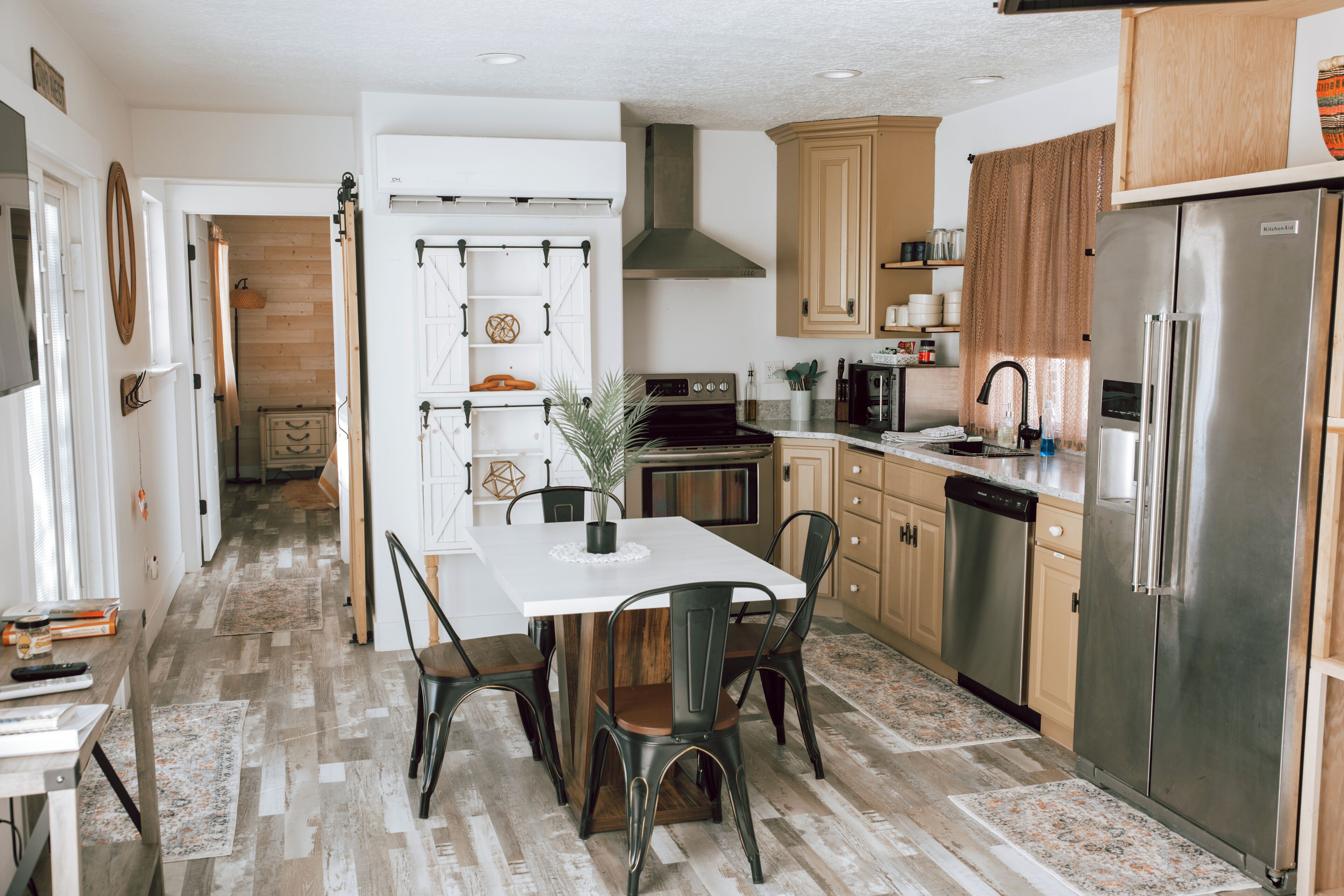 Frigorífico, microondas, horno y placa de cocina