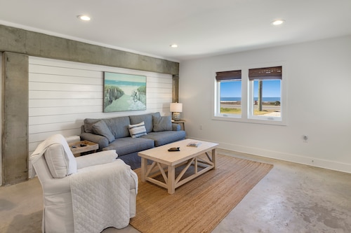 "Salt Therapy" offers gulf views, 100 steps to beach, modern 2BD/2BA, single level!
