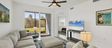 TV connectée, espaces bureaux, écrans d'ordinateur, imprimantes