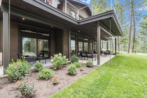 Outdoor dining - New build on 1-acre w/ private hot tub and ADU (Columbia Falls)