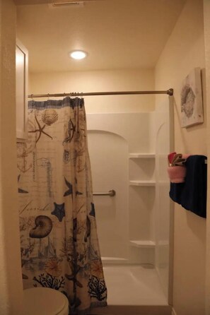 Pyyhkeet, saippua, sampoo, vessapaperi