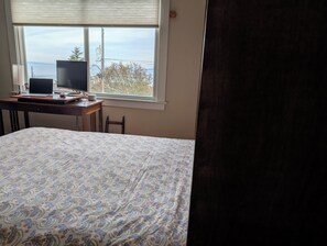 4 bedrooms, desk, iron/ironing board, WiFi