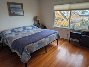 4 bedrooms, desk, iron/ironing board, WiFi - Remodeled 3br Craftsman sleeps 8, gorgeous views, 5 min walk to Alki beach (Seattle)
