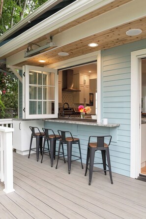 Terrace/patio - Remodeled 3br Craftsman sleeps 8, gorgeous views, 5 min walk to Alki beach (Seattle)