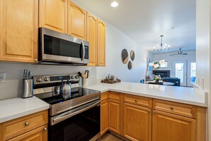 Refrigerador, microondas, horno y parrilla de estufa 