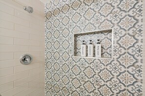Ducha, secador de pelo y toallas