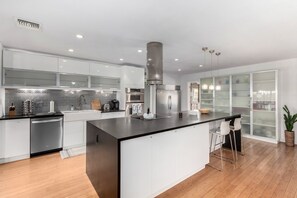 Fridge, microwave, oven, stovetop - Enchanting 4bd Scottsdale Home (Scottsdale)