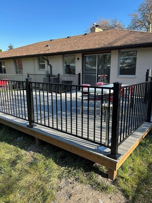 Outdoor dining - Charming 3-bedrooms and 4 beds house in Auburn with WiFi and AC stay four people (Auburn)