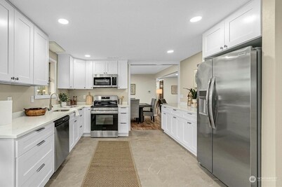 Charming 3-bedrooms and 4 beds house in Auburn with WiFi and AC stay four people