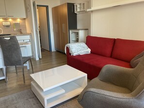 Fernseher, Tischtennisplatte, Stereoanlage