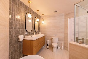 Douche, séchoir à cheveux, serviettes fournies, papier de toilette