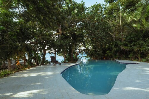 The Idyll  - Fully Renovated 3-bed 3.5 Bath Condo in Ocho Rios with AC & Wi-Fi