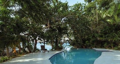 The Idyll - Fully Renovated 3-bed 3.5 Bath Condo in Ocho Rios with AC & Wi-Fi