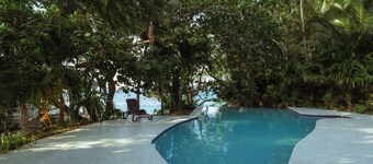 The Idyll - Fully Renovated 3-bed 3.5 Bath Condo in Ocho Rios with AC & Wi-Fi