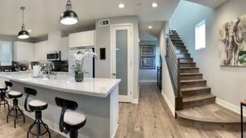 Refrigerador, microondas, horno y parrilla de estufa