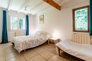 2 bedrooms, iron/ironing board, free WiFi