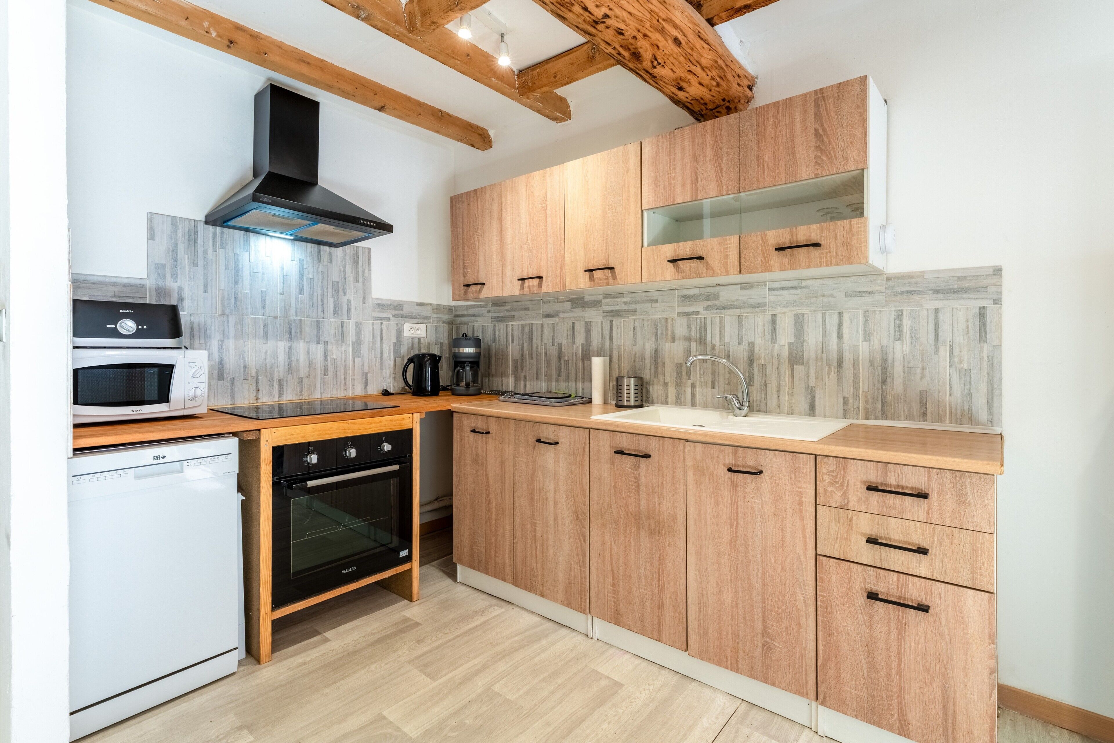 Køleskab, mikrobølgeovn, ovn, kogeplade