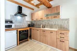 ثلاجة، ميكروويف، فرن، موقد طهي مسطح