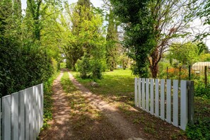 المنطقة المحيطة بالمنشأة