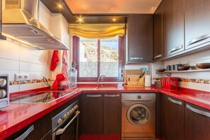 Fridge, microwave, oven, stovetop - Apartment 'El Mirador De Carboneras' with Sea View, Wi-Fi and Air Conditioning (Carboneras)