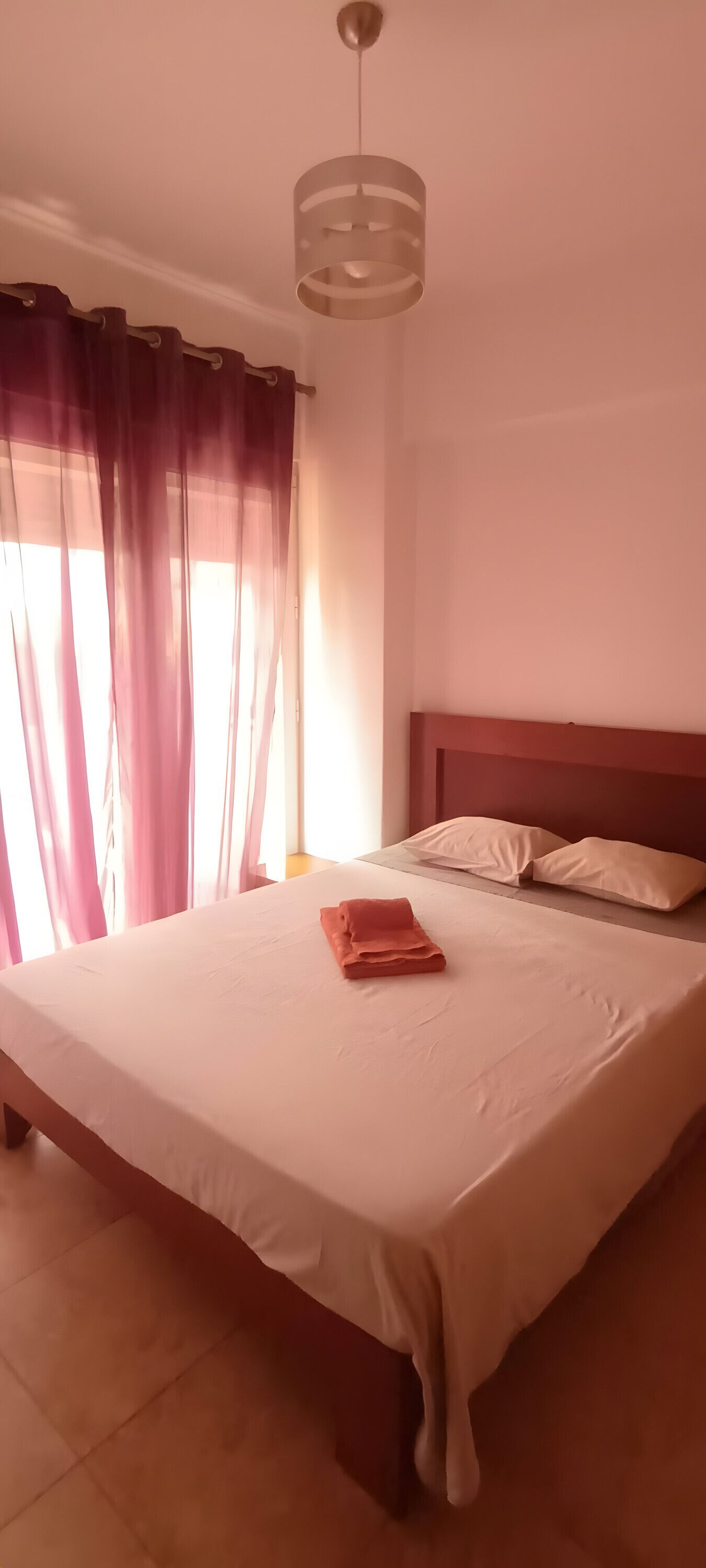 2 室のベッドルーム、WiFi (無料)、ベッドシーツ