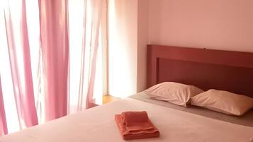 2 室のベッドルーム、WiFi (無料)、ベッドシーツ