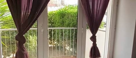 2 室のベッドルーム、WiFi (無料)、ベッドシーツ